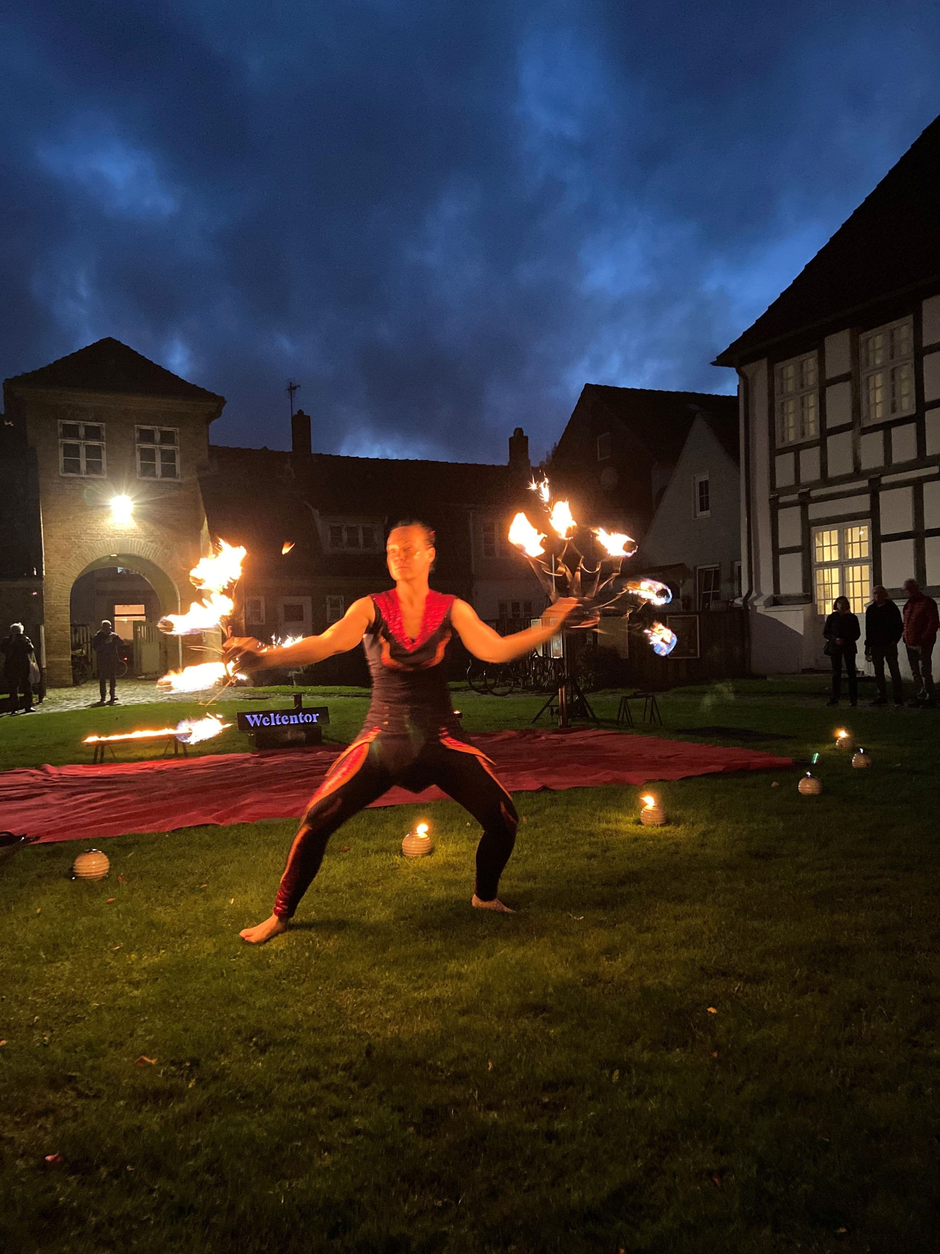 Feuershow für Kinderrechte begeistert Schleswig | Symbolbild