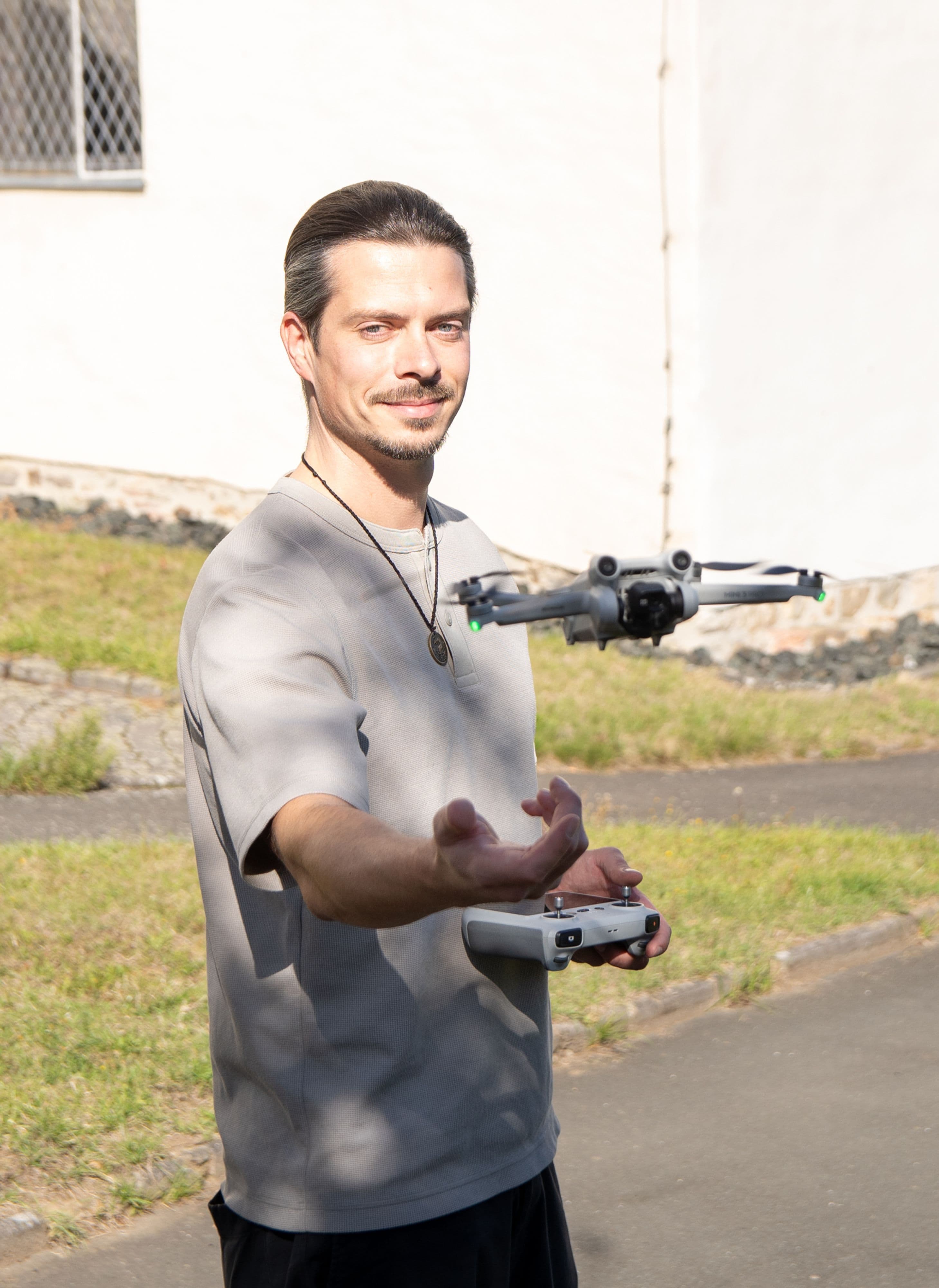 Drohnenfotografien von Denis Welter zeigen Haiger und ferne Orte, ausgestellt im Rathaus.