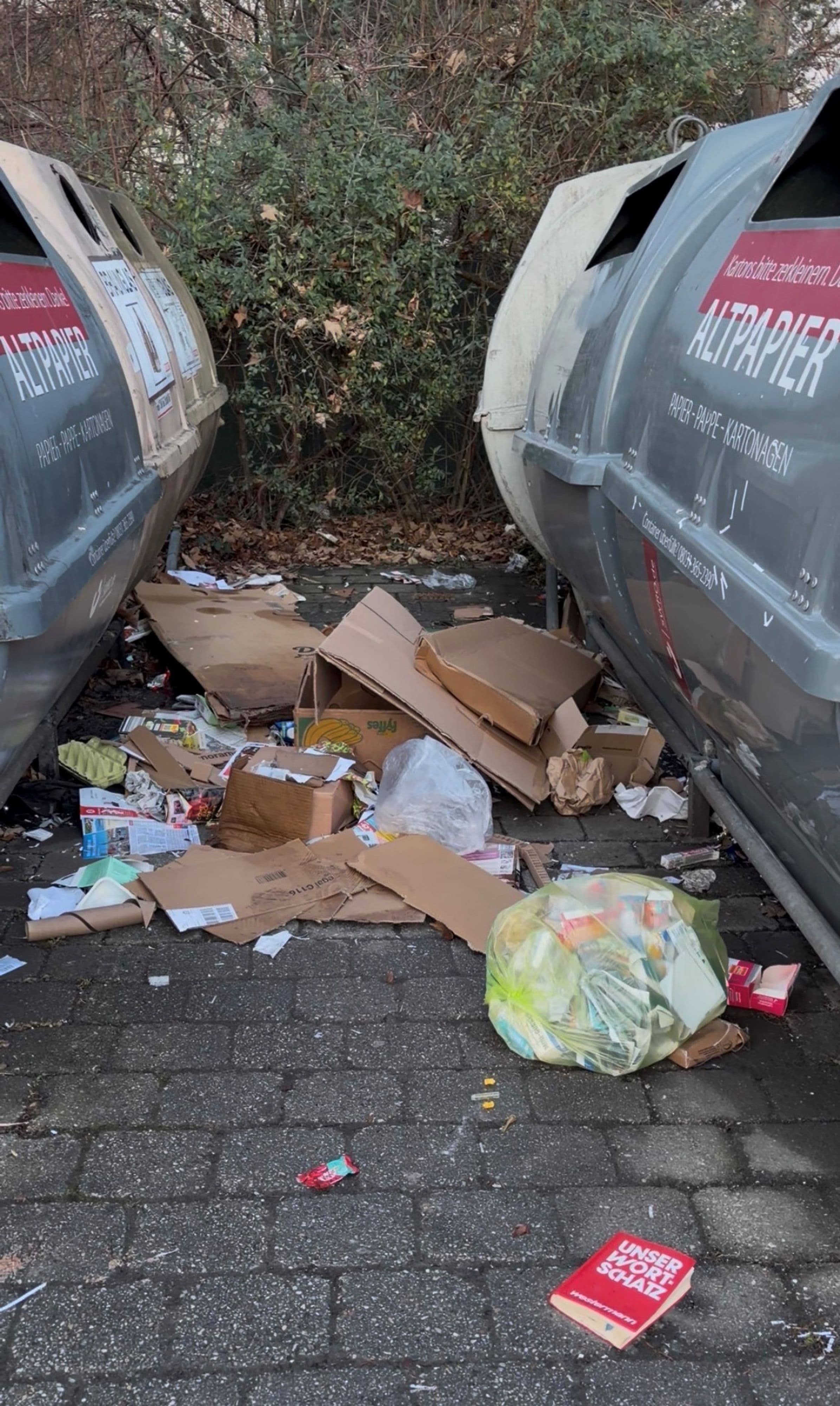 Verschmutzte Wertstoffinsel in Rosenheim am 09.12.2025 als Beispiel für illegale Müllablagerungen.