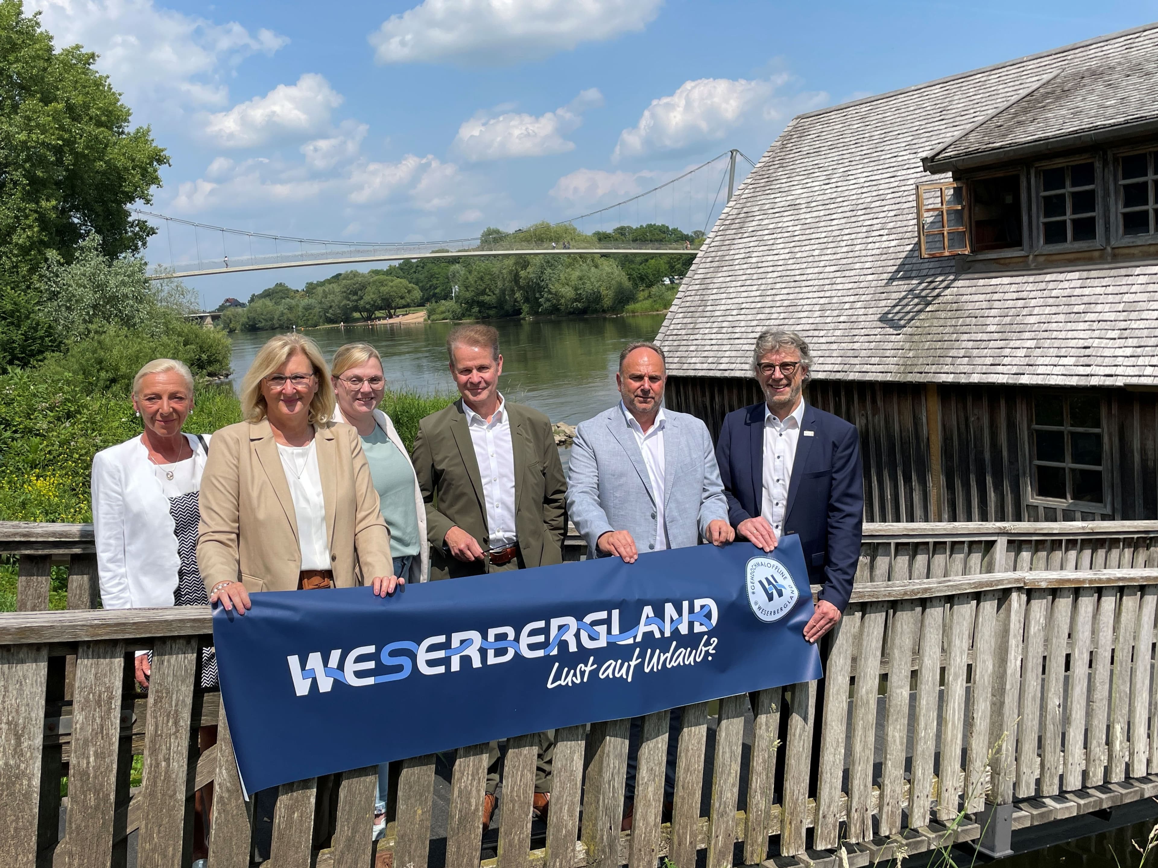 Vertreter von Stadt Minden und Weserbergland Tourismus e.V. feiern die neue Mitgliedschaft Mindens.