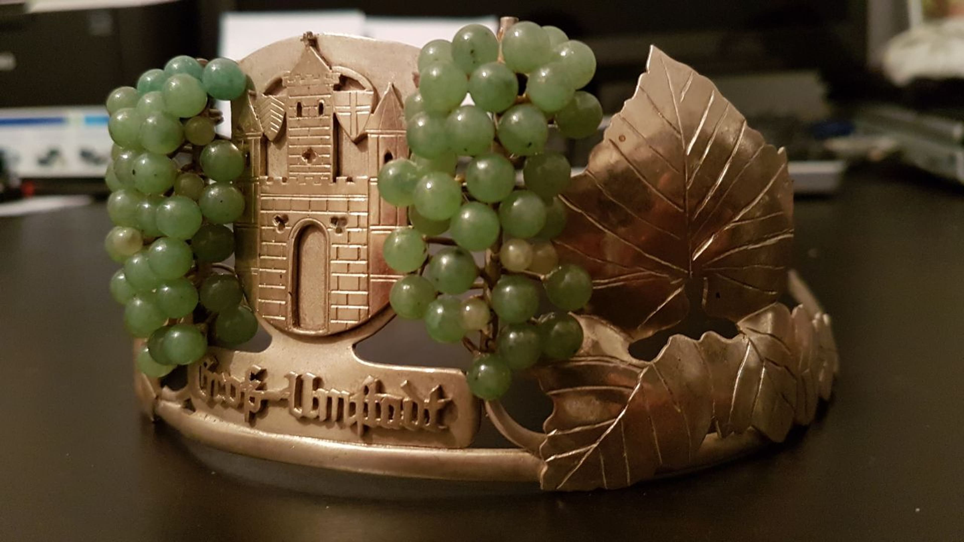 Krone der Weinkönigin: Symbol der neuen Amtszeit der Weinhoheiten in Groß-Umstadt.