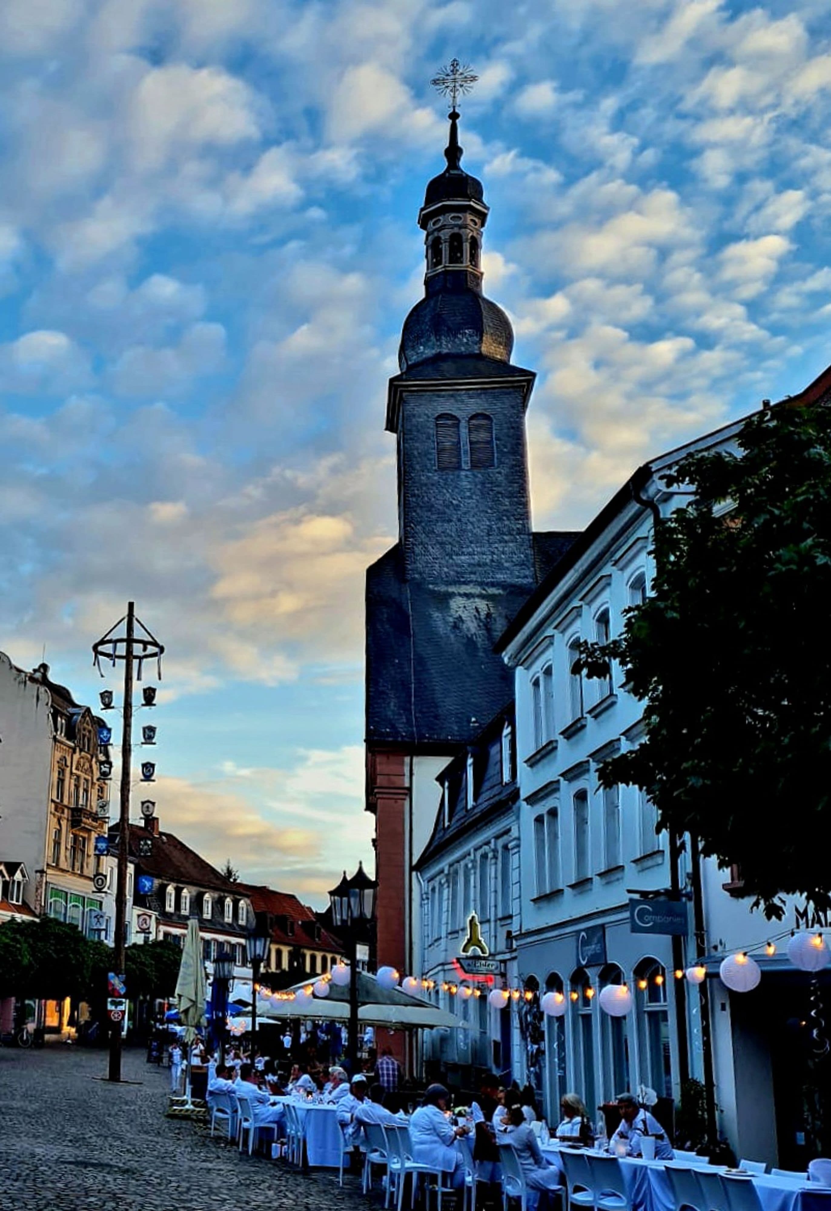 Das White Dinner sorgt fĂŒr besonderes Ambiente in der FuĂgĂ€ngerzone St. Ingbert.