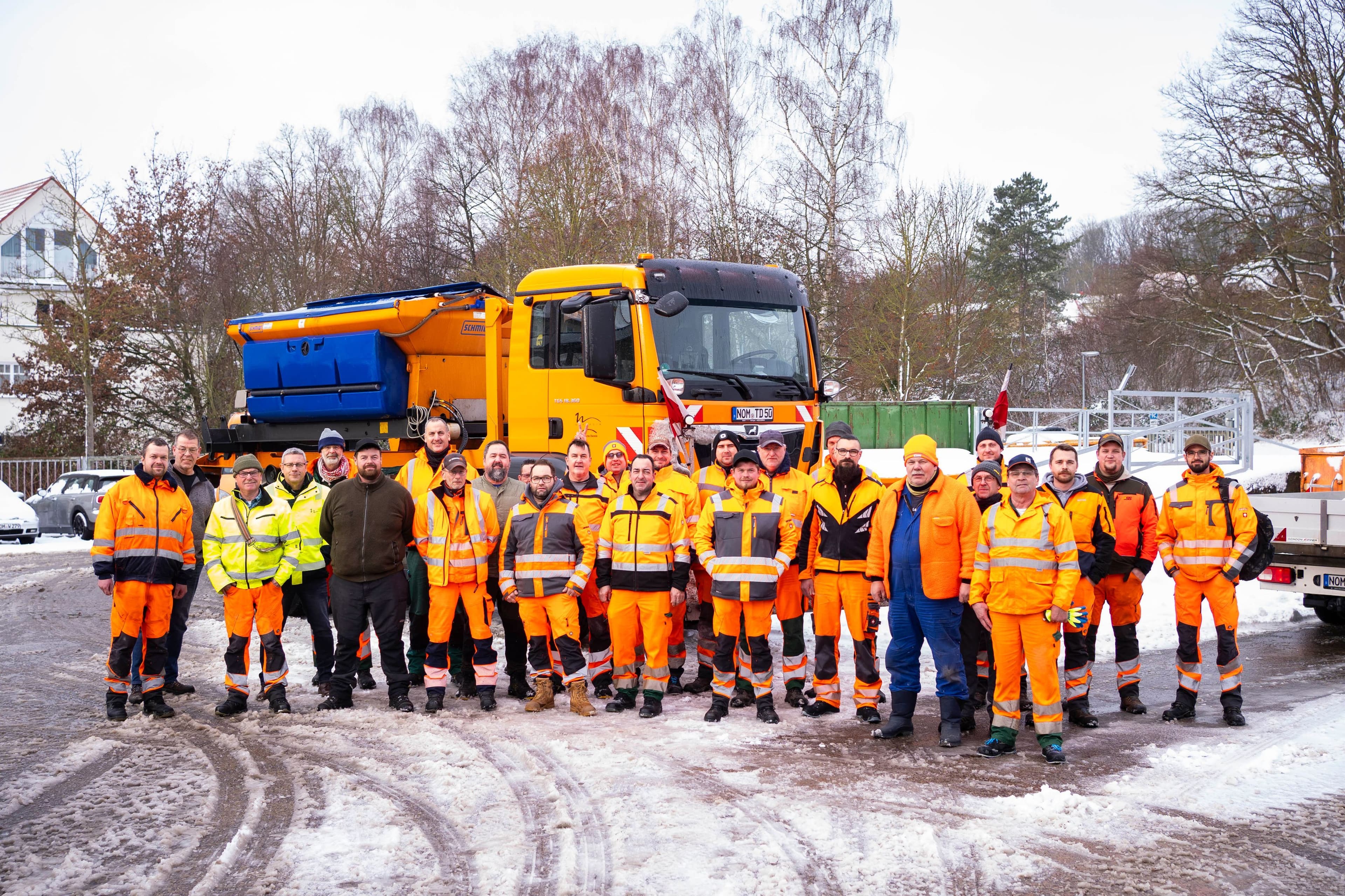 Das Winterdienst-Team der Stadt Northeim im Gespräch mit Bürgermeister und Leitern vor Einsatzbeginn.