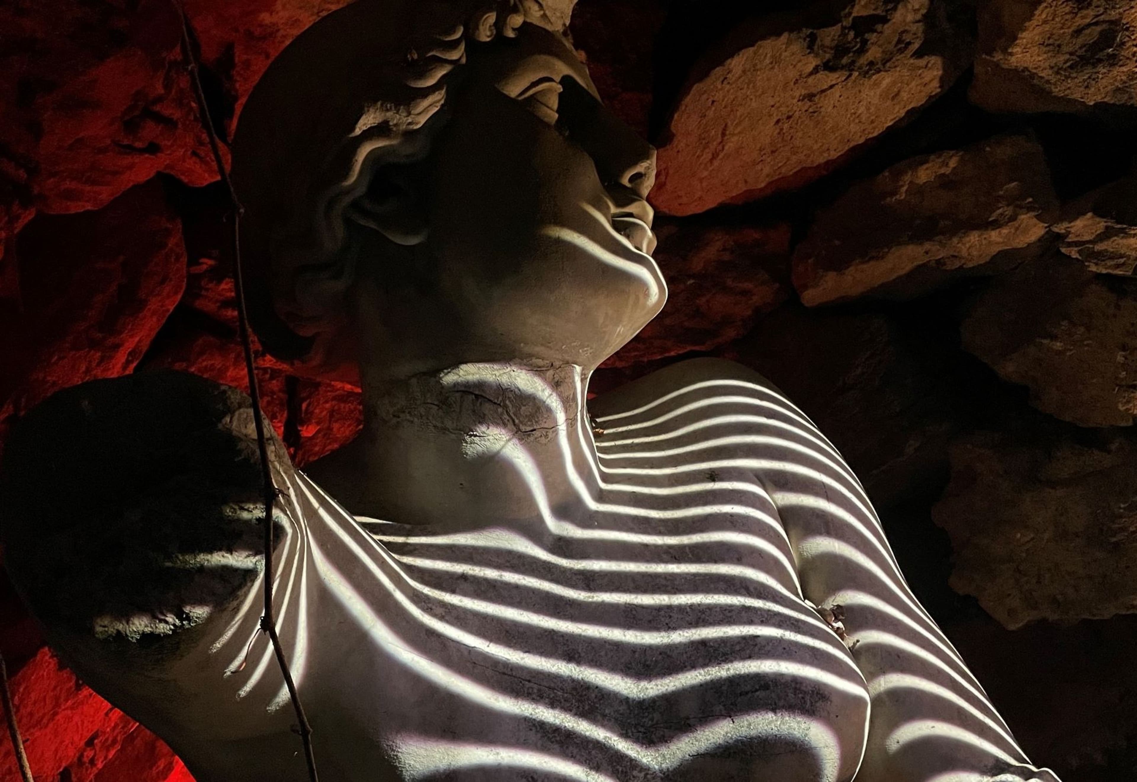 Die Winterinstallation im Lapidarium des StadtPalais - Museum für Stuttgart zeigt beeindruckende Kunstwerke, die die Besucher in eine zauberhafte Winterwelt entführen.