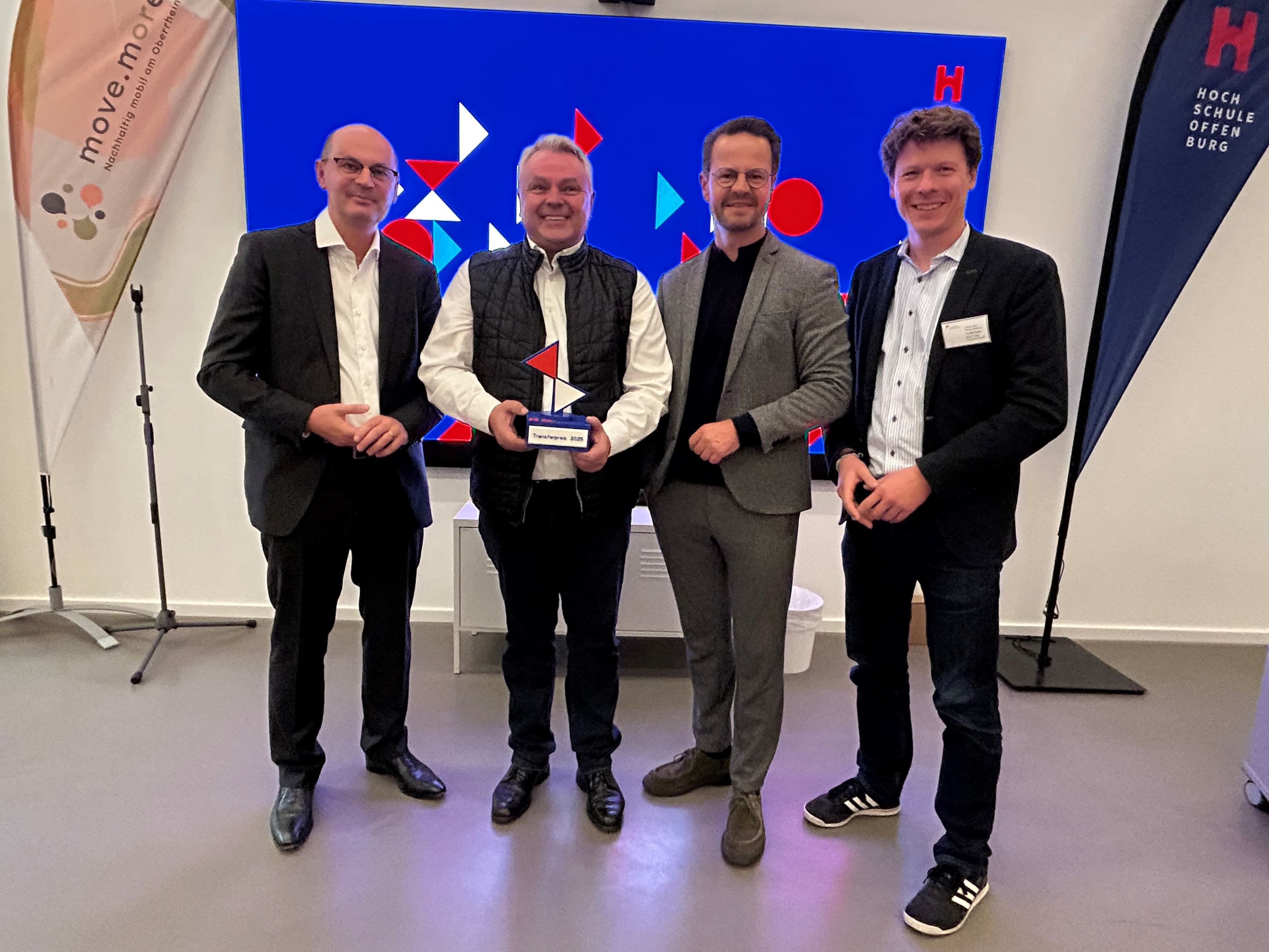 Professor Alfred Isele nimmt den Transferpreis Hochschule Offenburg für das Projekt Industry on Campus entgegen.