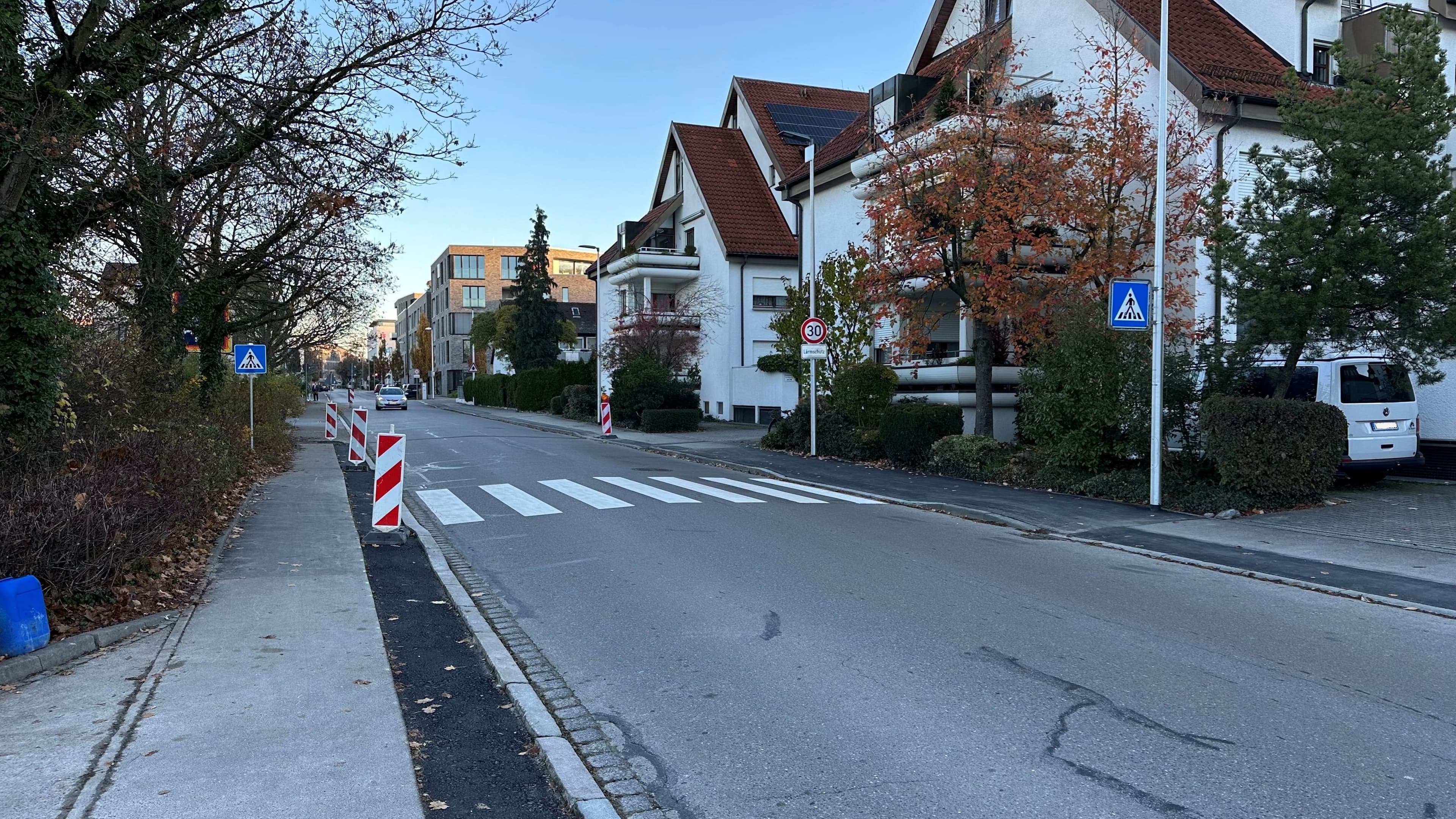 Neue Zebrastreifen in der Ziegelstraße und Schubertstraße erhöhen die Verkehrssicherheit für Fußgänger.