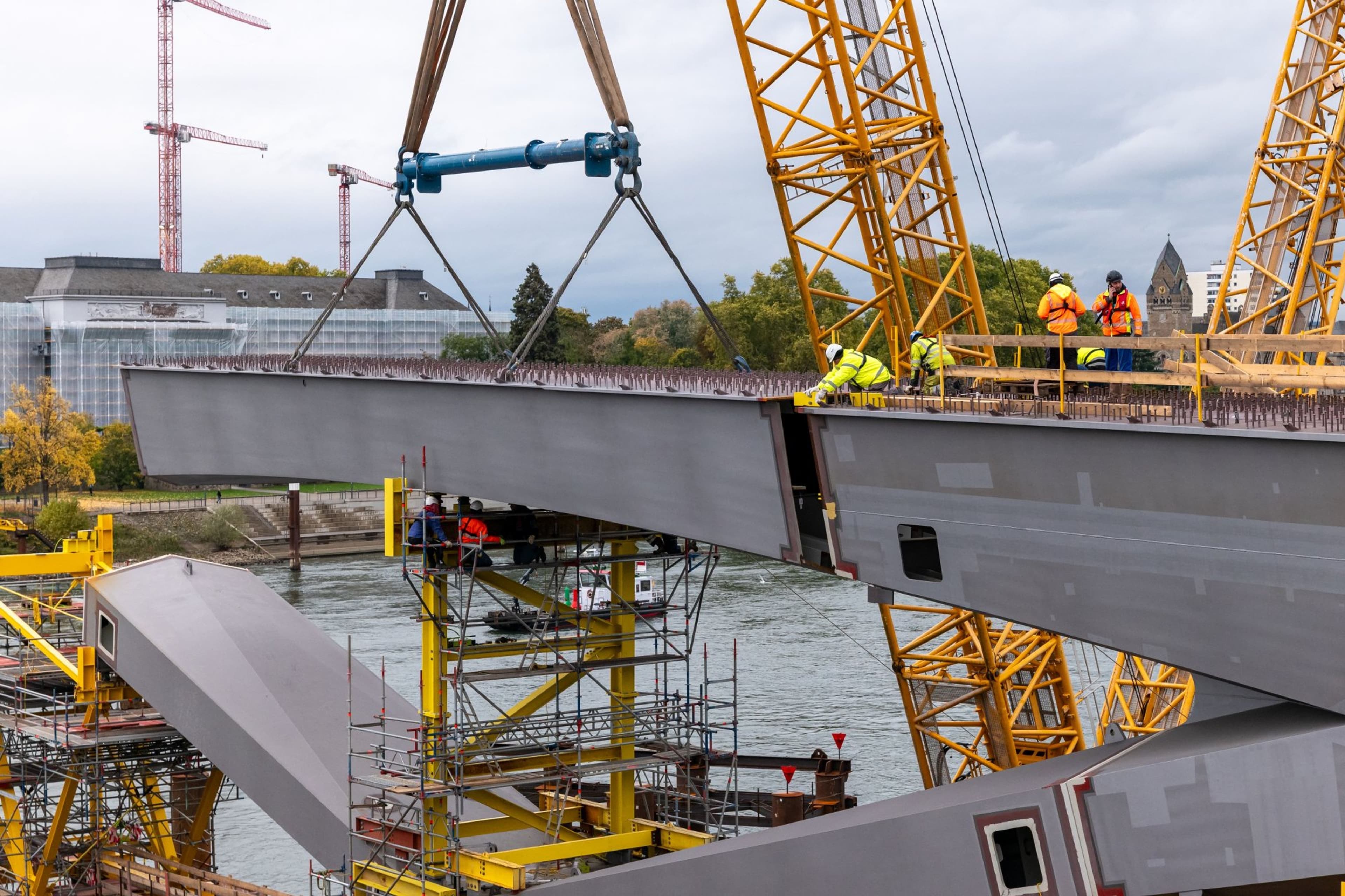 Pfaffendorfer Brücke: Stahlkoloss wächst über dem Rhein | Symbolbild