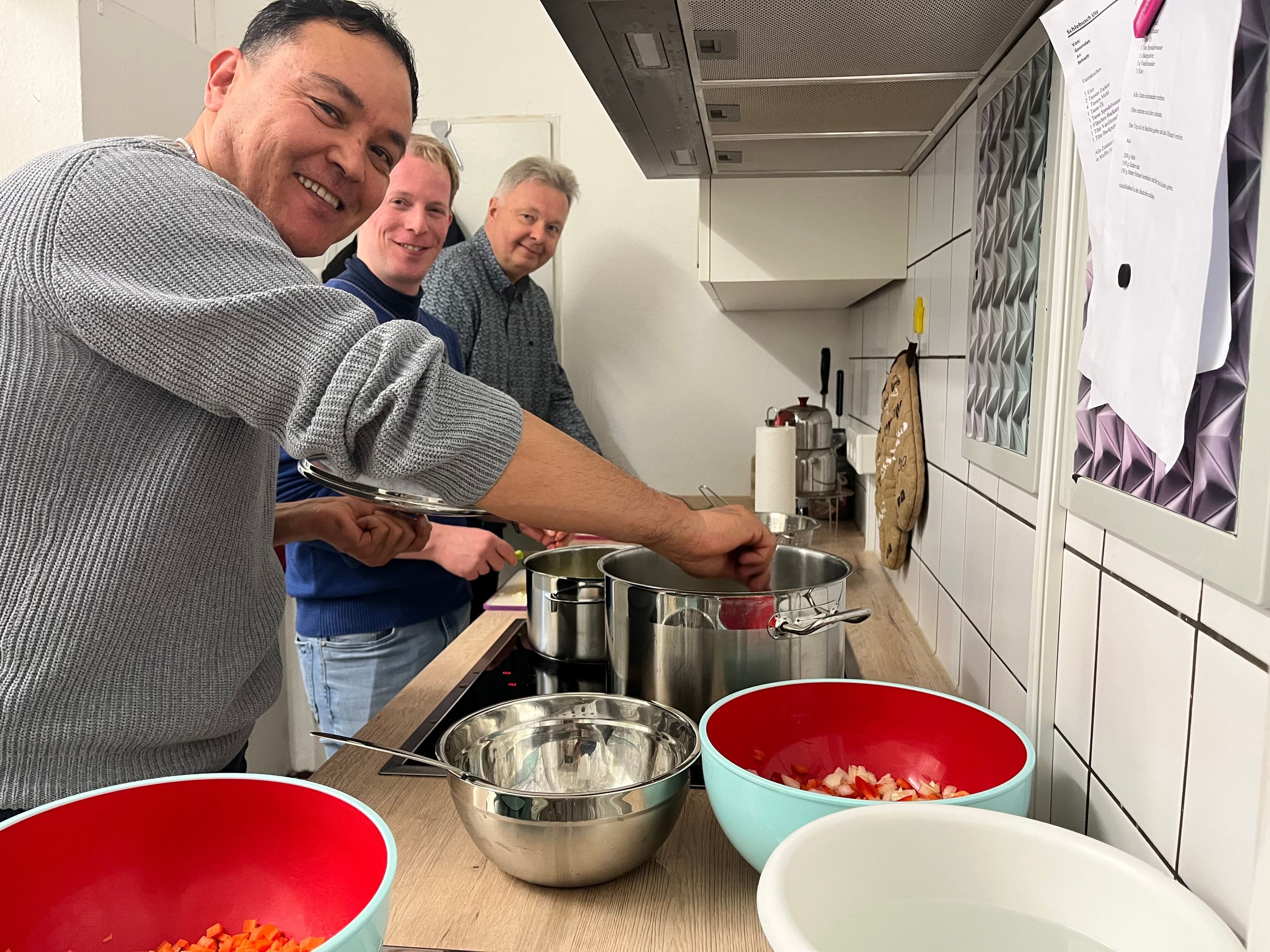 Integrationslotse Lothar Ăhring begleitet das Kochprojekt im Begegnungszentrum Brunnenplatz.