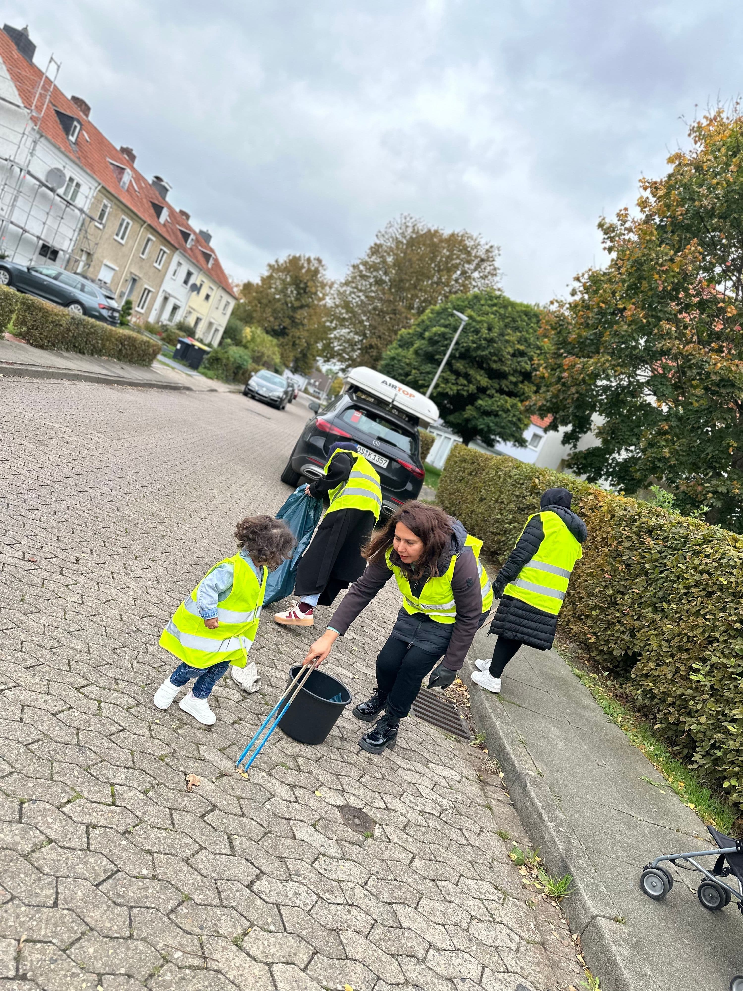 Freiwillige Helferinnen und Helfer bei der Müllsammel-Aktion in Rodenbeck im Oktober 2025.